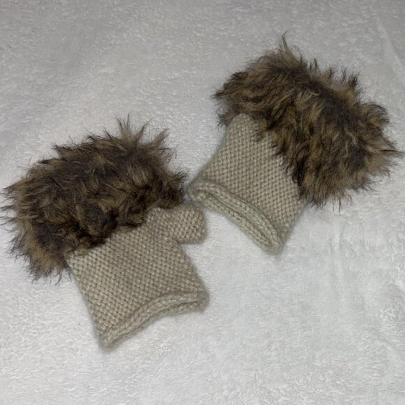 Adorable New Figureless Gloves - NWOT - Picture 2 of 2